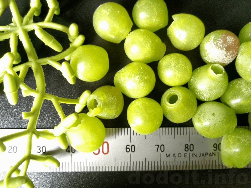 造花の葡萄 実を外したところ
